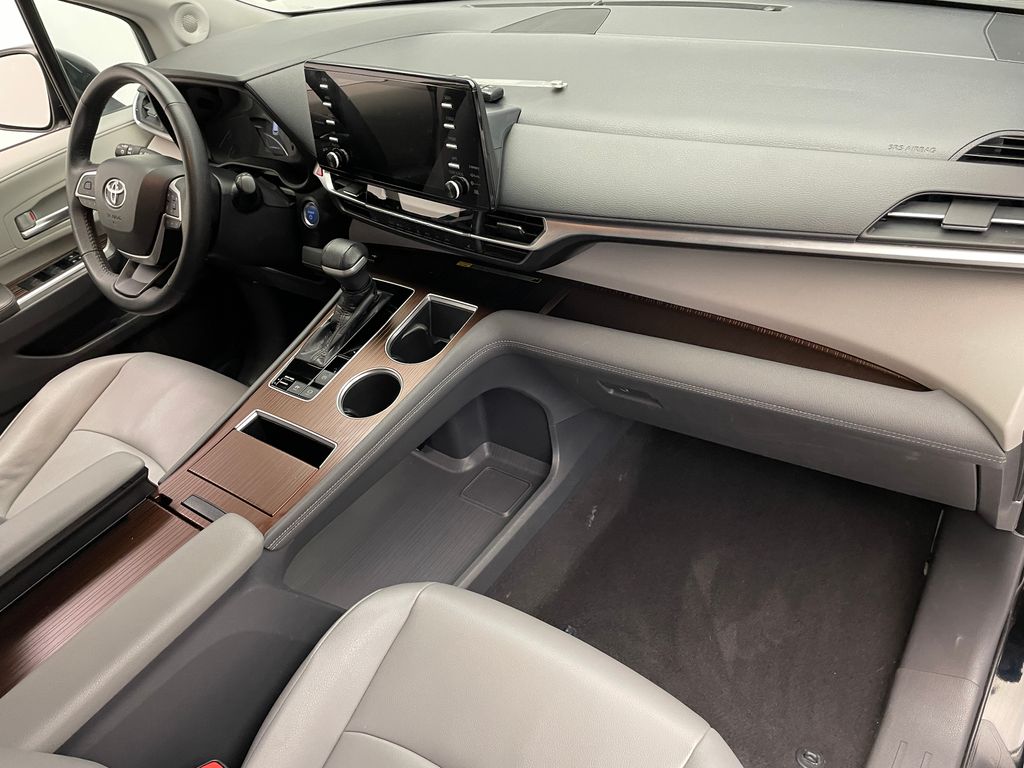 2021 Toyota Sienna XLE 19