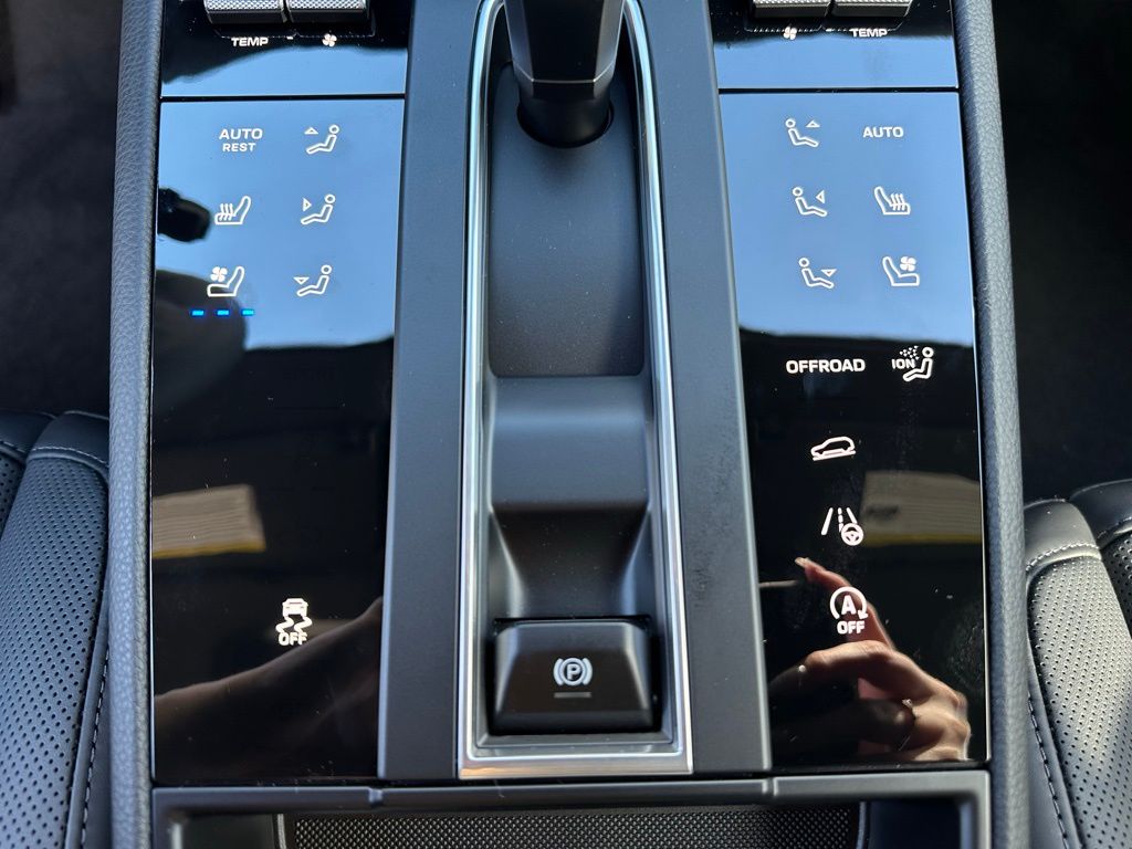 Thumbnail: 2026 Porsche Macan - 23