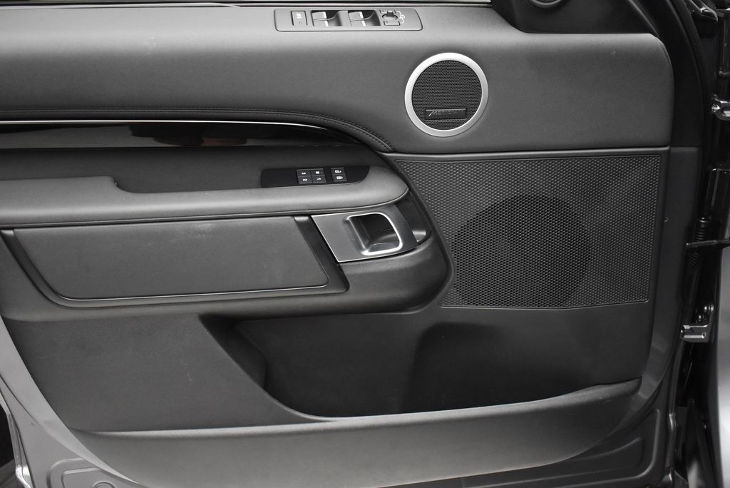 Thumbnail: 2024 Land Rover Discovery - 10