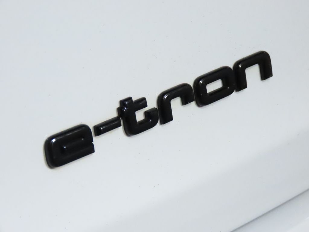 Thumbnail: 2022 Audi e-tron - 9