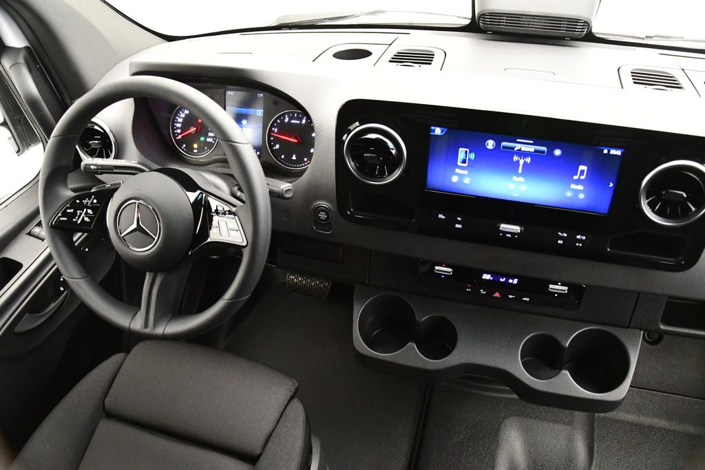 2025 Mercedes-Benz Sprinter 2500 8