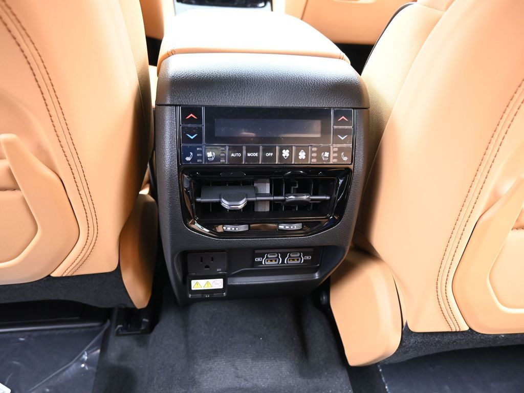 New 2025 Diamond Black Crystal Pearlcoat Jeep Summit image 32