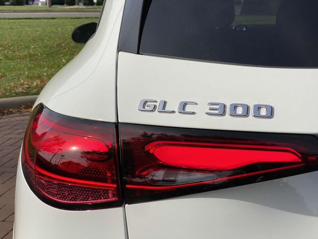 2025 Mercedes-Benz GLC 300 8