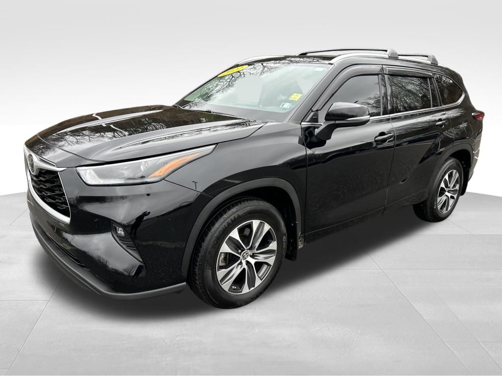Midnight Black Metallic 2022 Toyota Highlander XLE AWD SUV / Crossover All-Wheel Drive 8-Speed Automatic