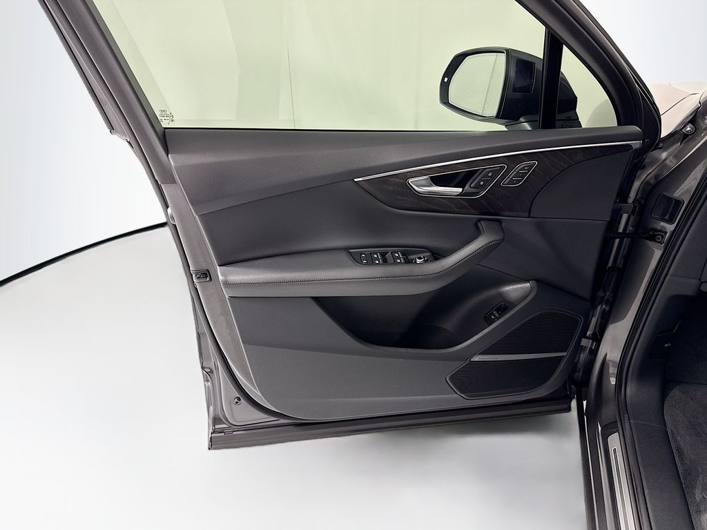 Thumbnail: 2023 Audi Q7 - 25