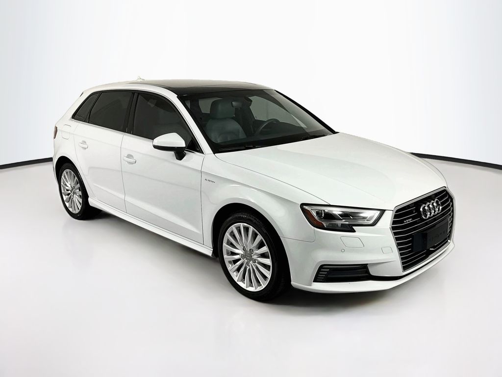 Thumbnail: 2018 Audi A3 e-tron - 3