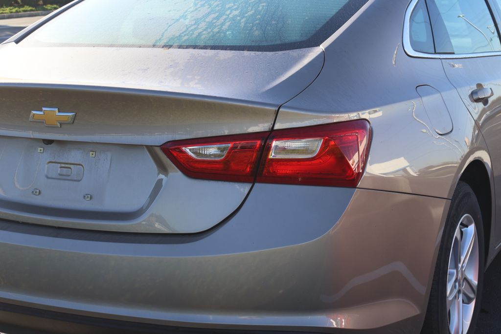 Thumbnail: 2022 Chevrolet Malibu - 10