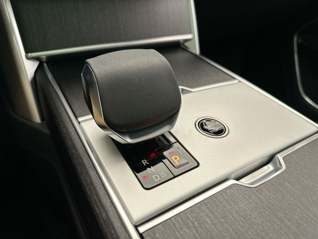 2025 Land Rover Range Rover SE 13