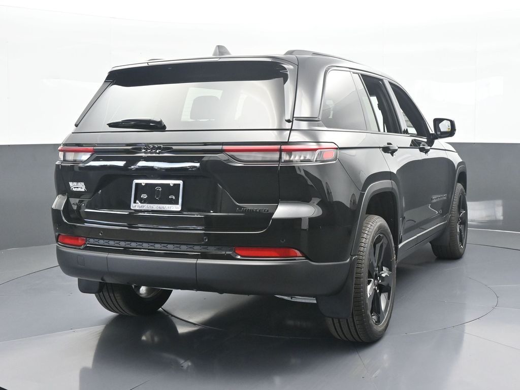 New 2025 Diamond Black Crystal Pearlcoat Jeep Limited image 5