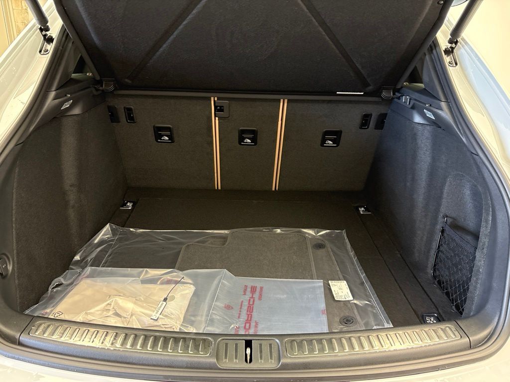 Thumbnail: 2026 Porsche Macan - 21