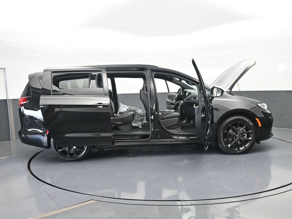 New 2026 Diamond Black Crystal Pearlcoat Chrysler Select image 75