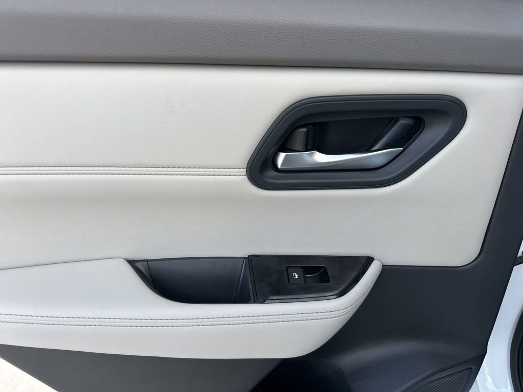 2025 Everest White Pearl Nissan Rogue SV FWD SUV