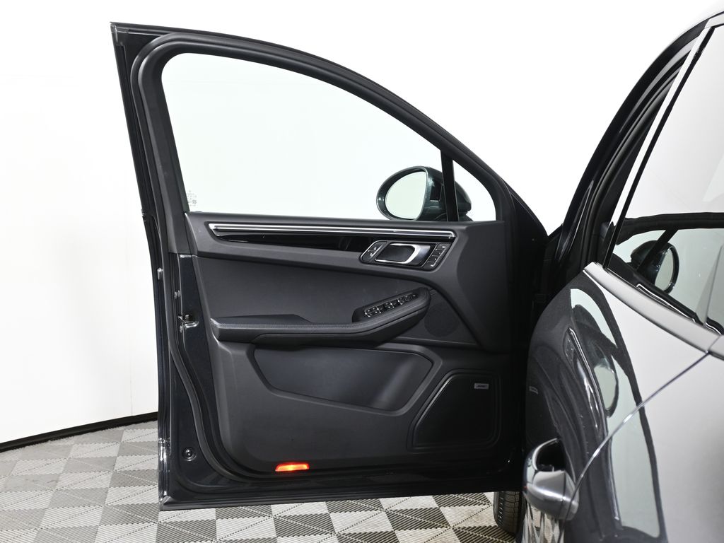 Thumbnail: 2025 Porsche Macan - 32