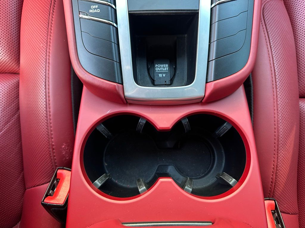 Thumbnail: 2020 Porsche Macan - 27