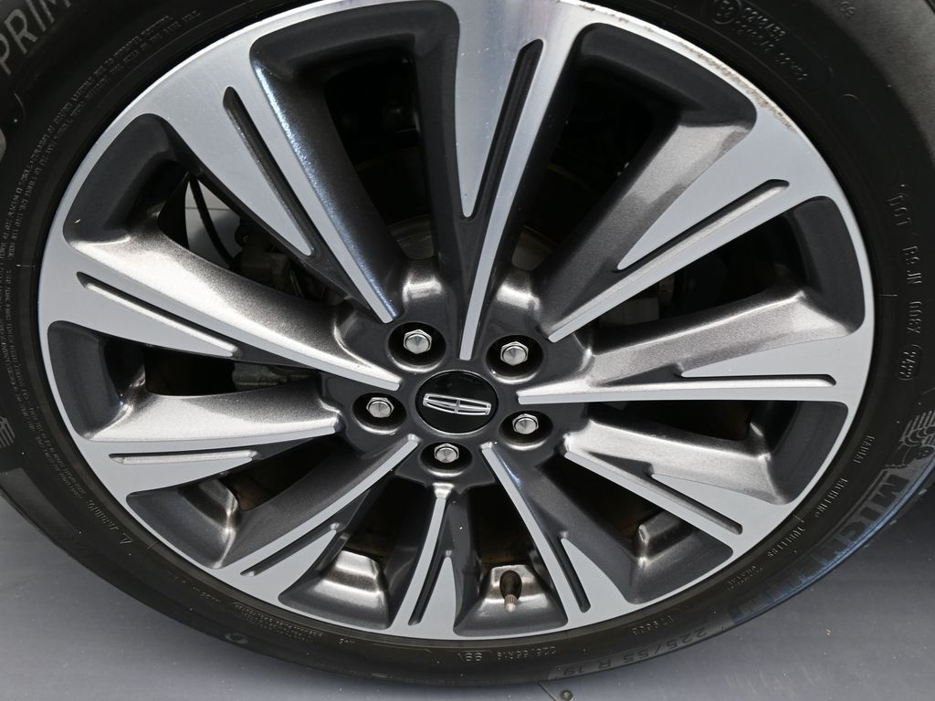 Used 2022 Pristine White Metallic Tri-Coat Lincoln Reserve image 47