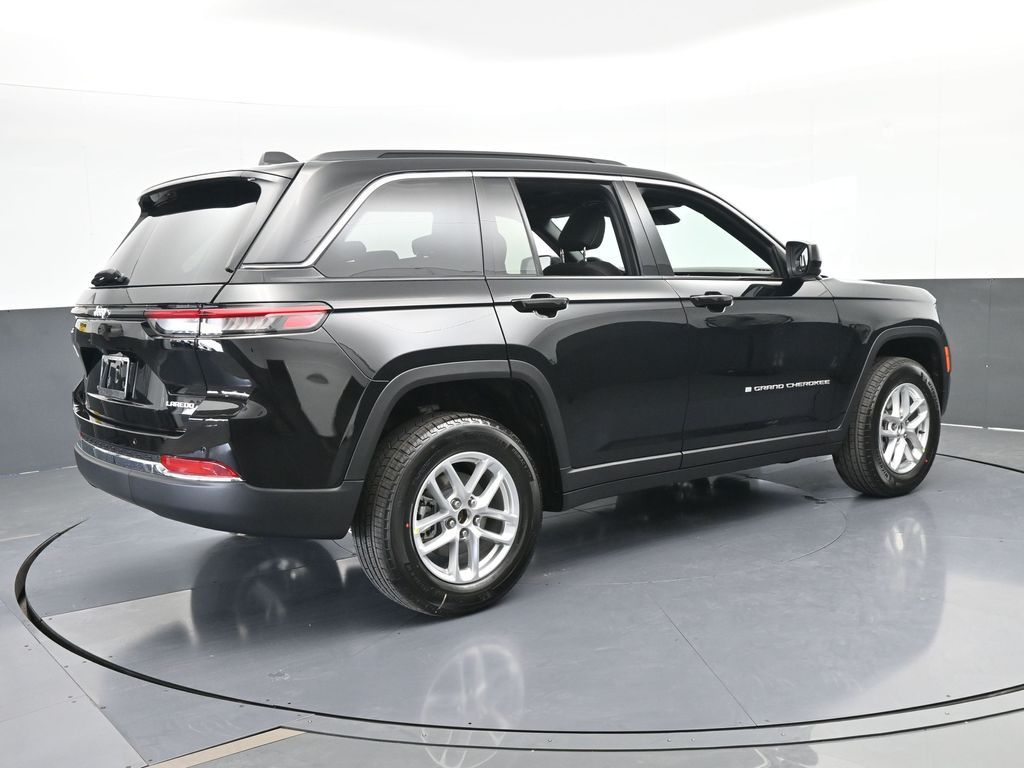 New 2026 Diamond Black Crystal Pearlcoat Jeep Laredo X image 6