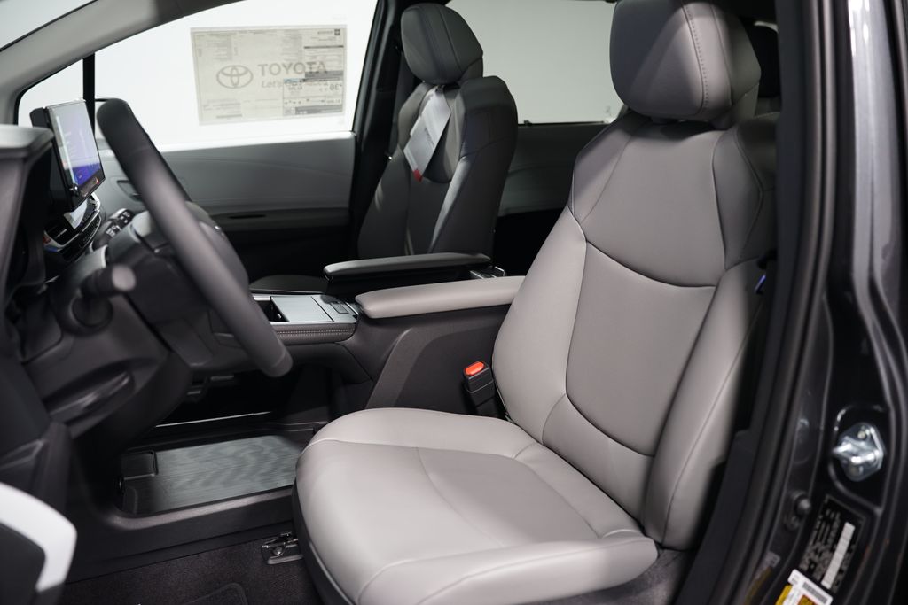 2025 Toyota Sienna XLE 27