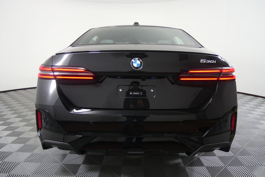 Thumbnail: 2026 BMW 5 Series - 4