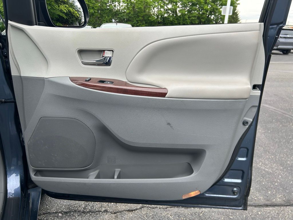2014 Toyota Sienna XLE 26