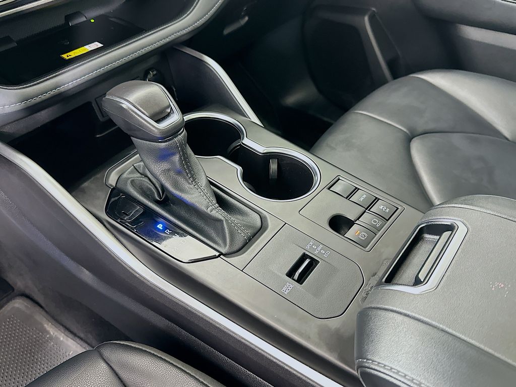 Thumbnail: 2024 Toyota Highlander - 16