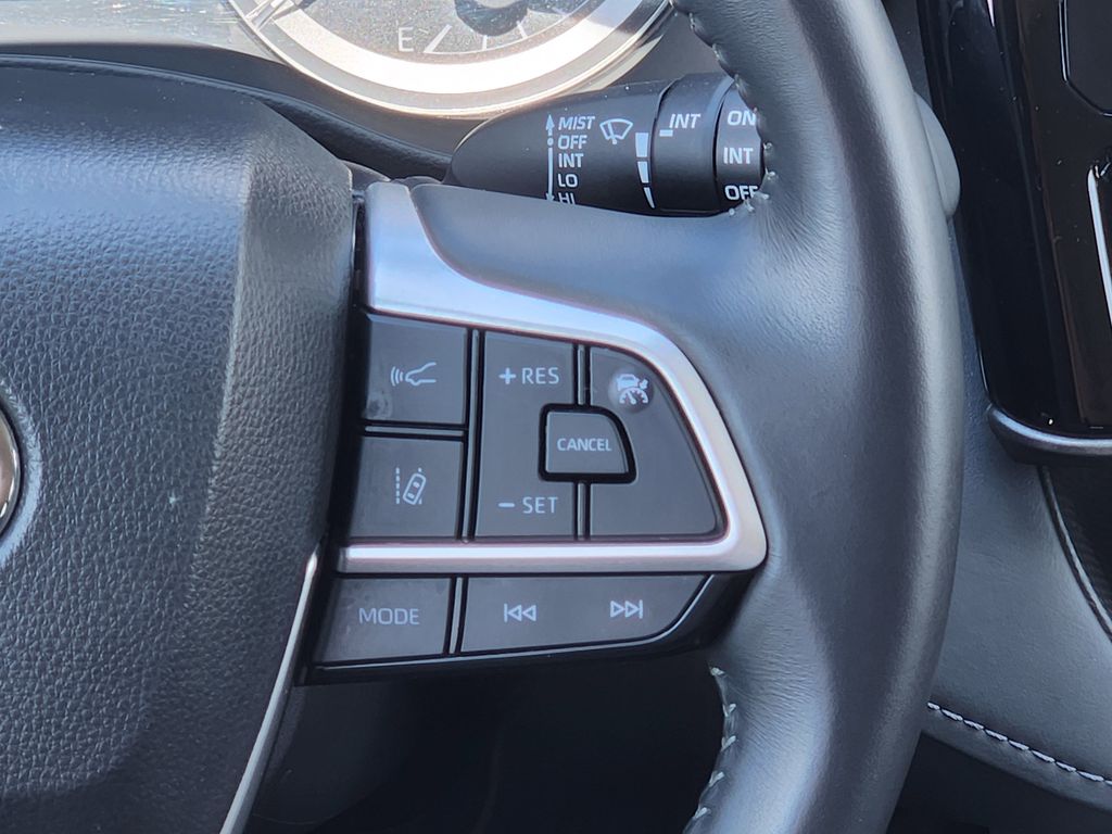 2025 Toyota Highlander LE - Photo 29