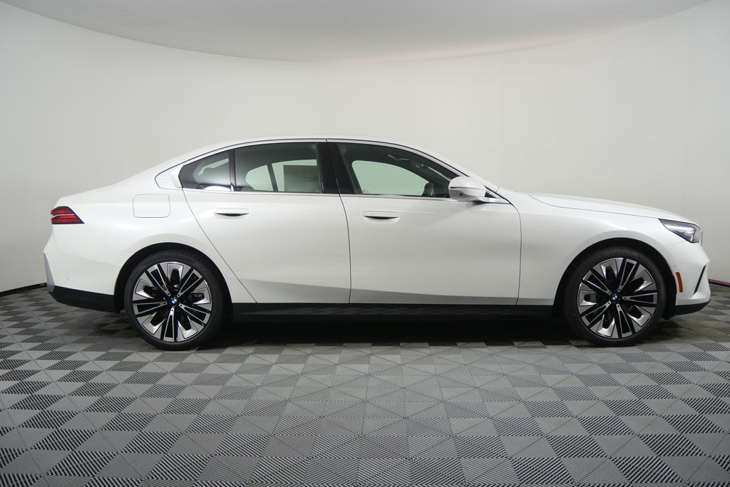 Thumbnail: 2026 BMW 5 Series - 2