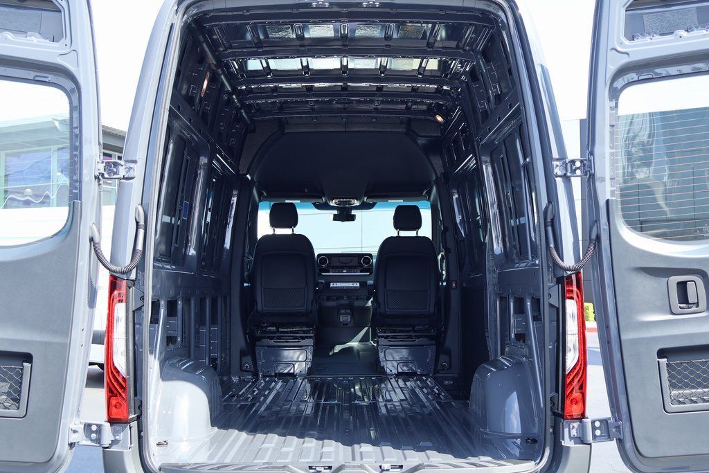 Thumbnail: 2025 Mercedes-Benz Sprinter - 9