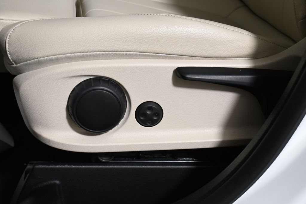 Thumbnail: 2022 Mercedes-Benz GLB - 31