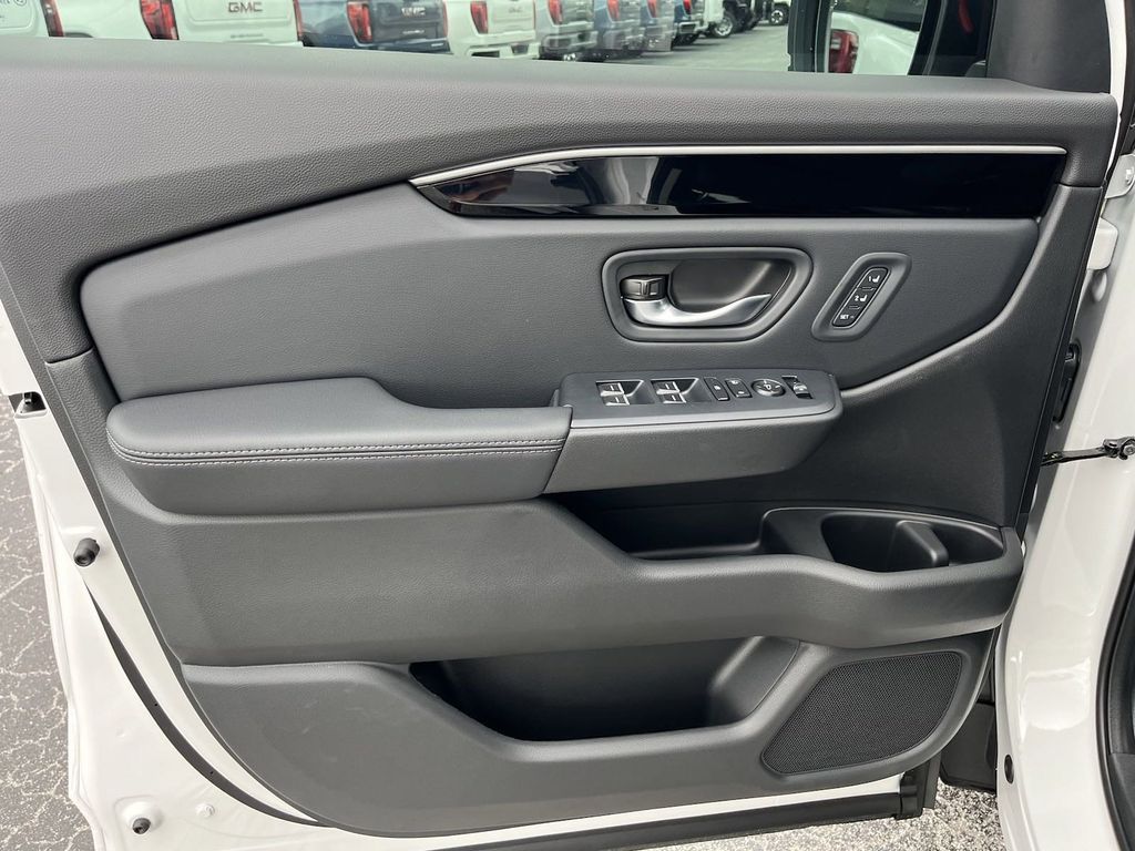 new 2025 Honda Pilot car, priced at $49,553