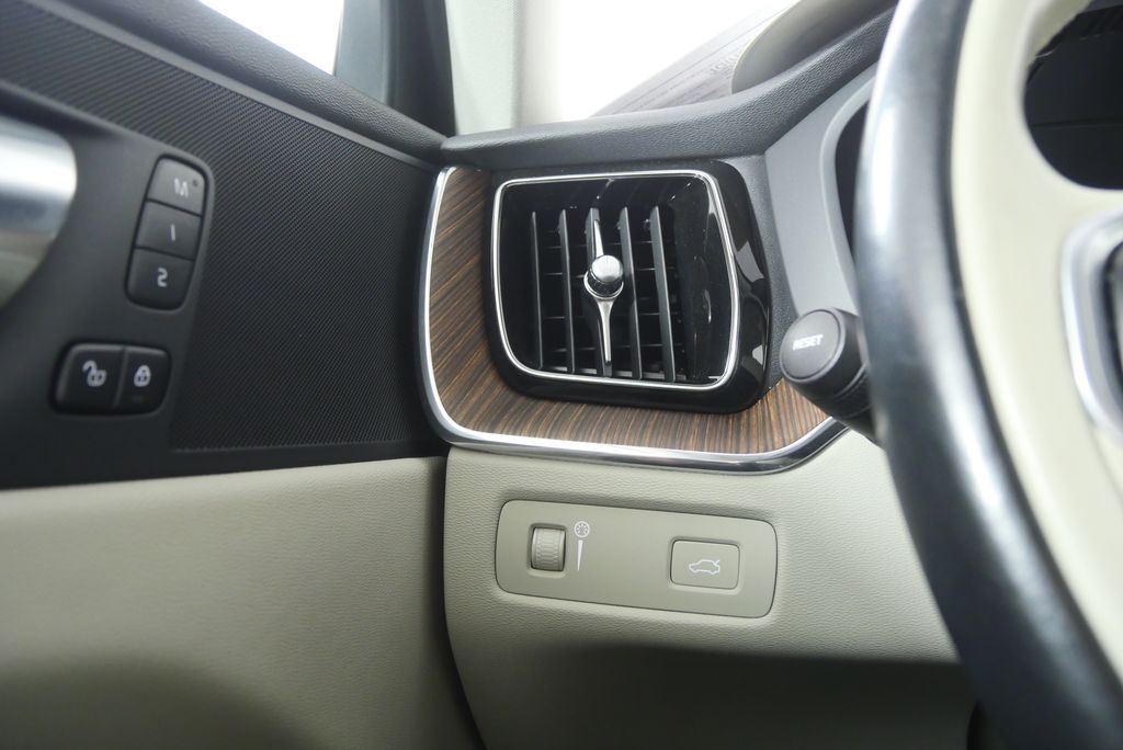 Thumbnail: 2021 Volvo XC60 - 18