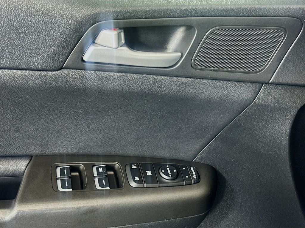 Thumbnail: 2017 Kia Sportage - 17