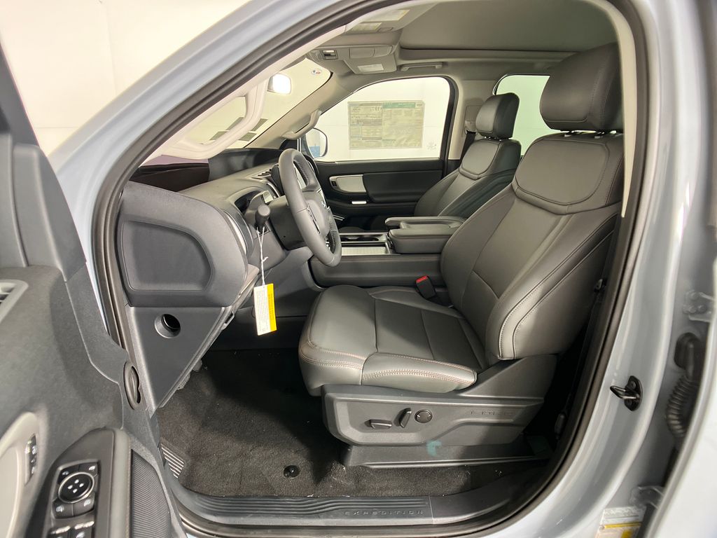 2025 Ford Expedition MAX photo 3