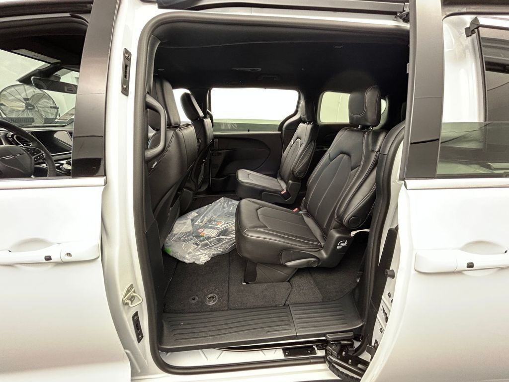 New 2026 Bright White Clearcoat Chrysler LX image 24