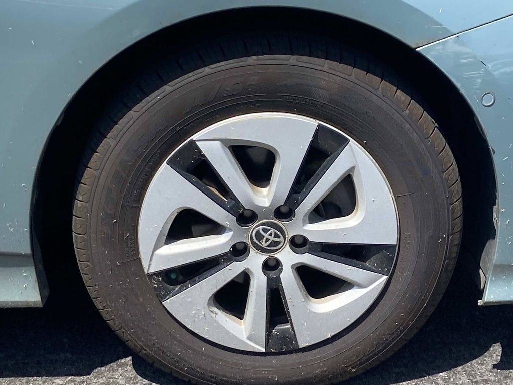Used 2018 Beige Toyota Three image 8
