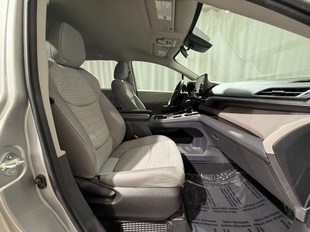 Thumbnail: 2022 Toyota Sienna - 22