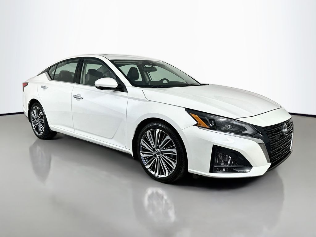 Pearl White Tricoat 2024 Nissan Altima Sedan Front-Wheel Drive Continuously Variable Transmission