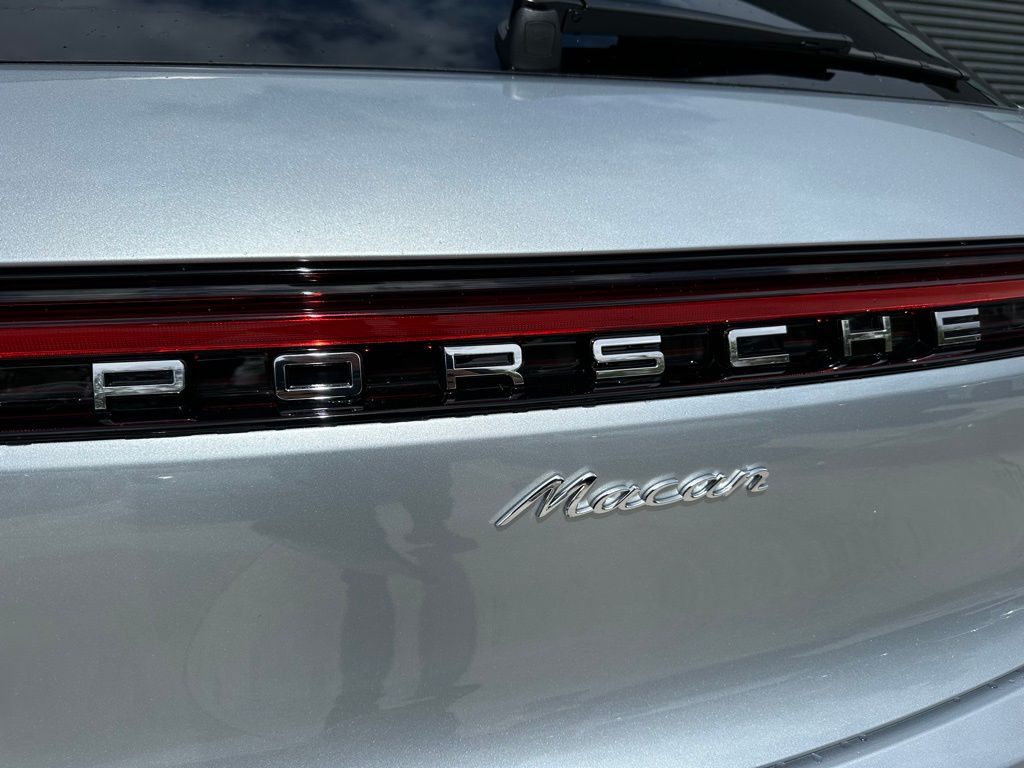 2025 Porsche Macan  12