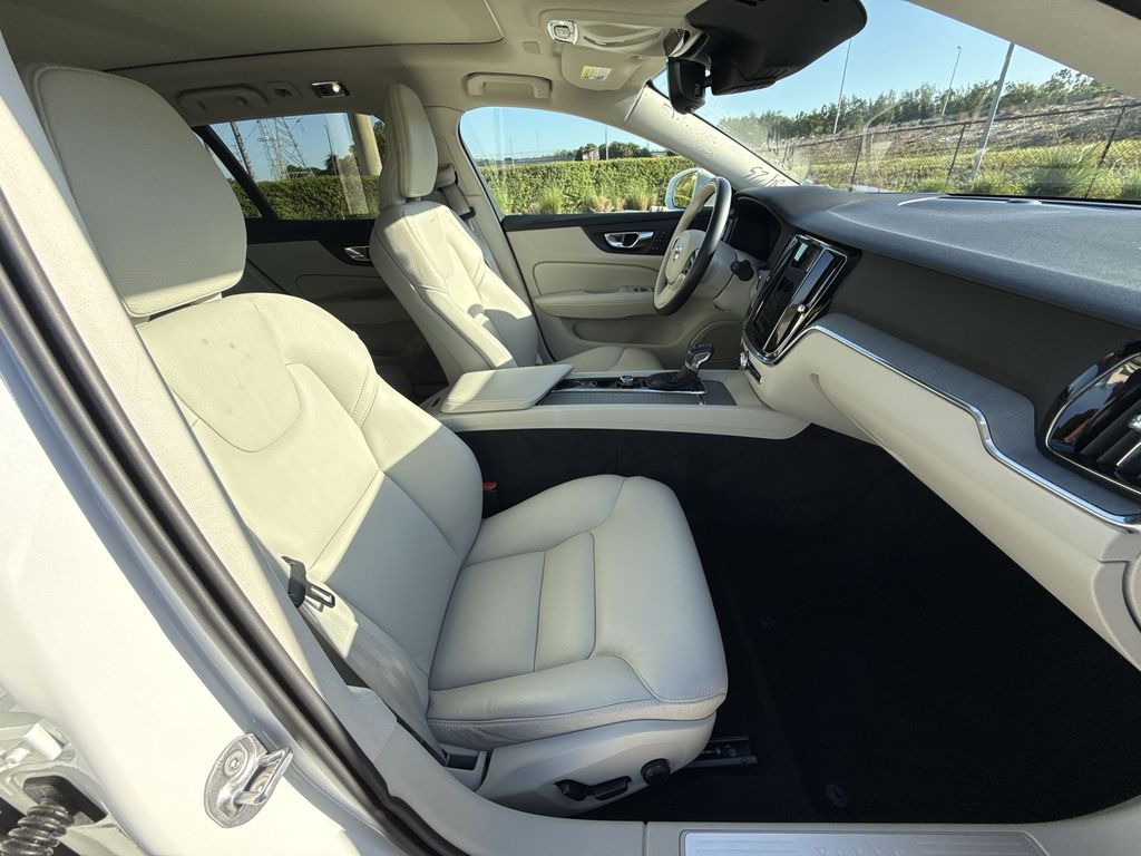 Thumbnail: 2022 Volvo S60 - 16