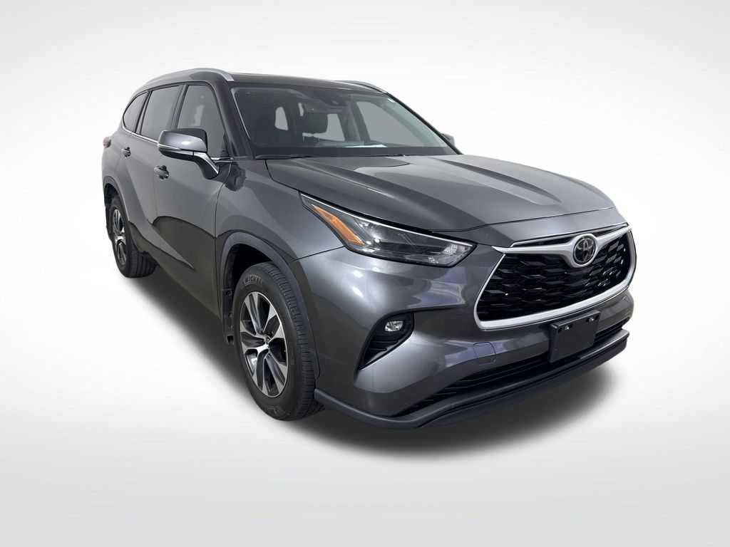 Magnetic Gray Metallic 2024 Toyota Highlander SUV / Crossover Front-Wheel Drive 8-Speed Automatic