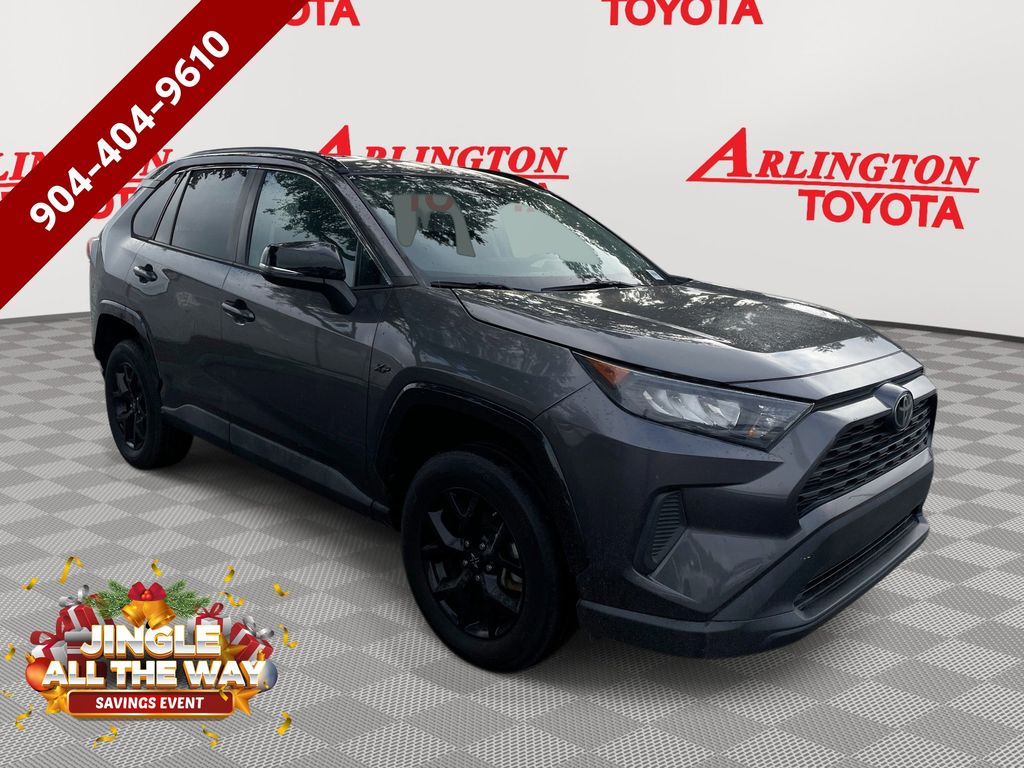 2021 Toyota RAV4 LE's photo