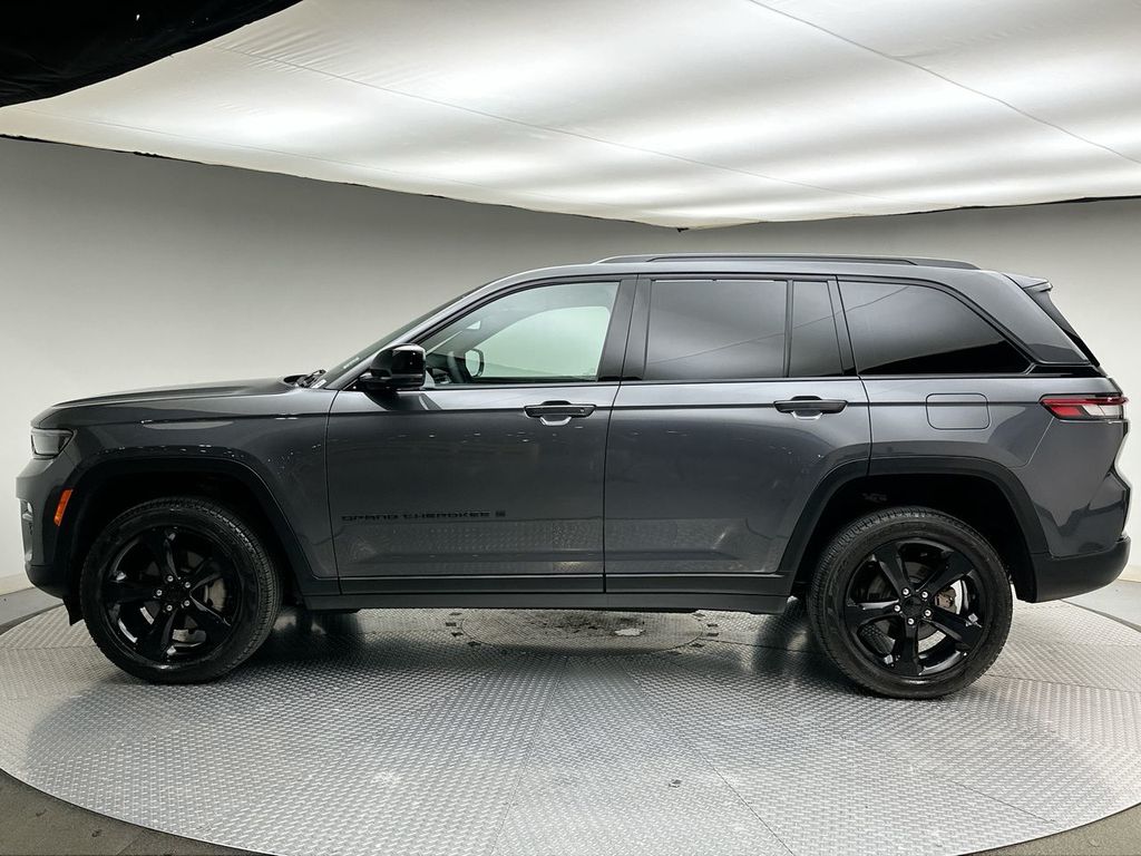 Thumbnail: 2024 Jeep Grand Cherokee - 10