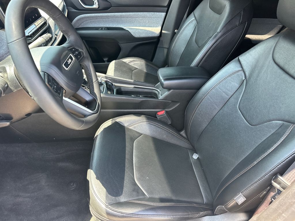 Used 2023 Black Jeep Latitude Lux image 9