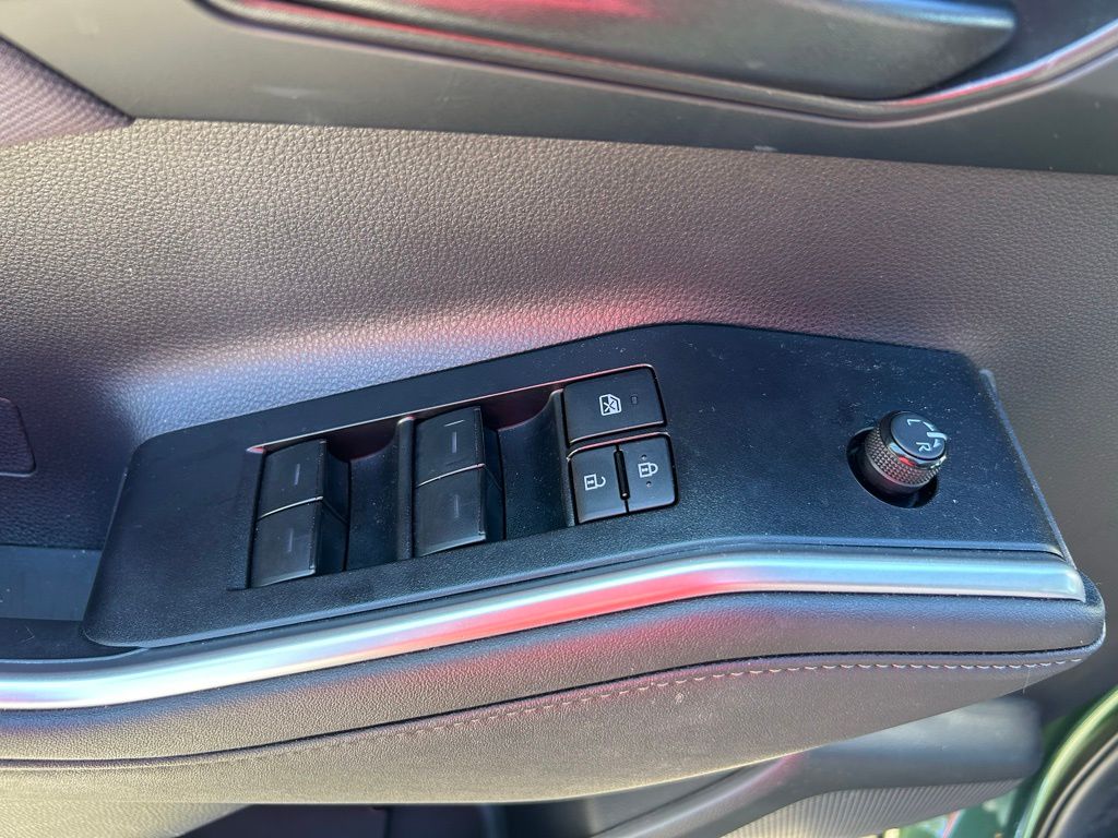 Thumbnail: 2023 Toyota Highlander - 18