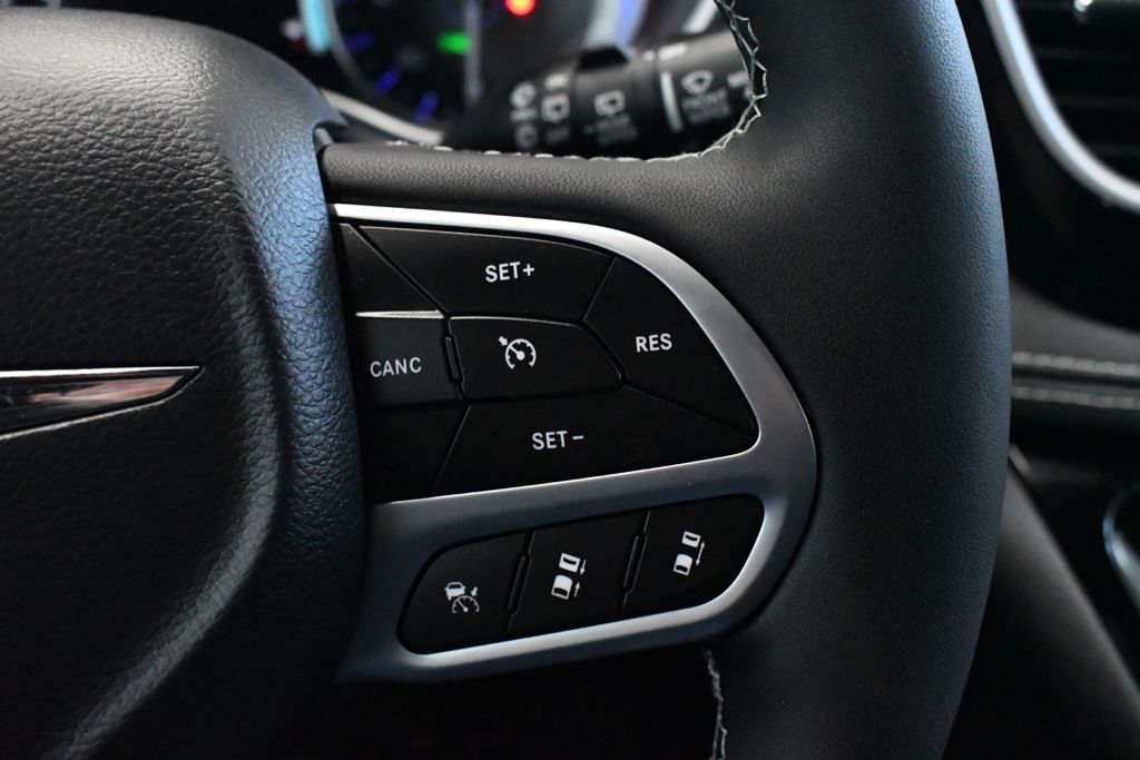 Used 2026 White Chrysler Select image 33