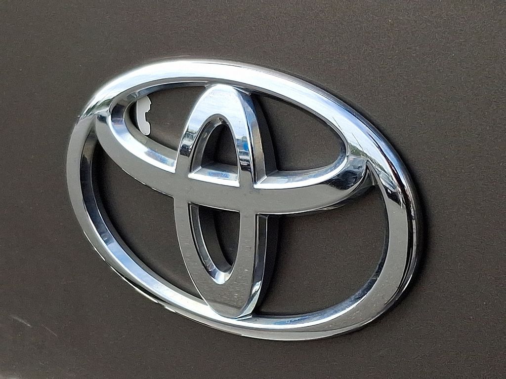 2010 Toyota RAV4 Base 28