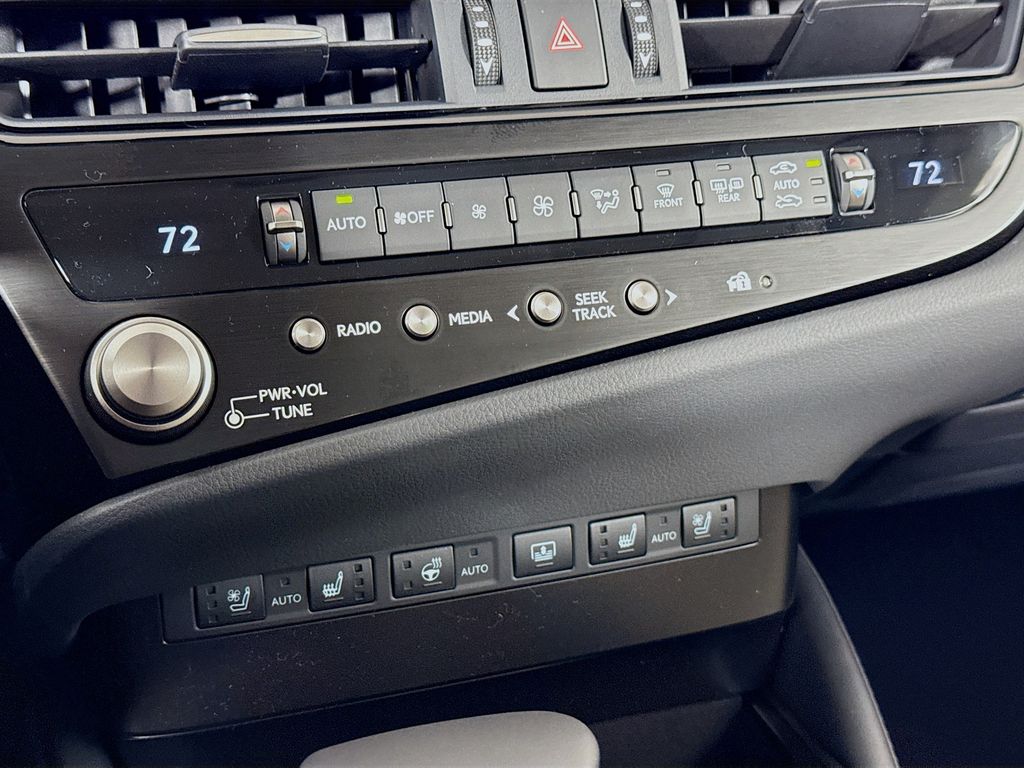 2025 Lexus ES  14