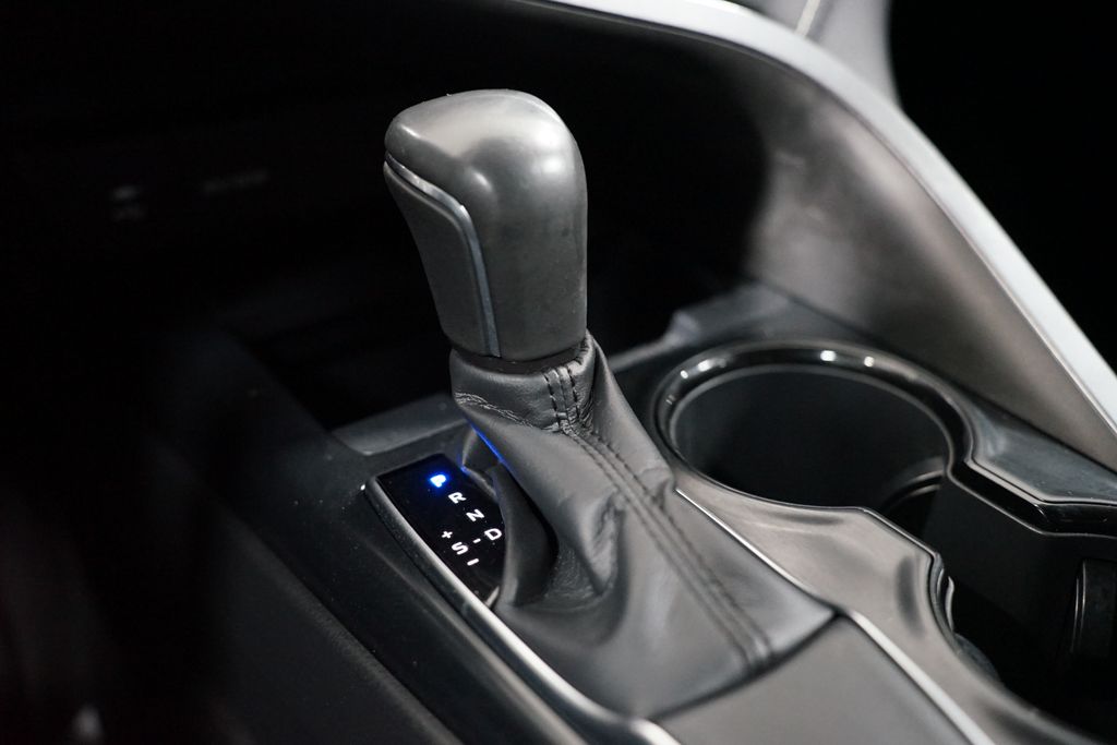 2019 Toyota Camry SE 21