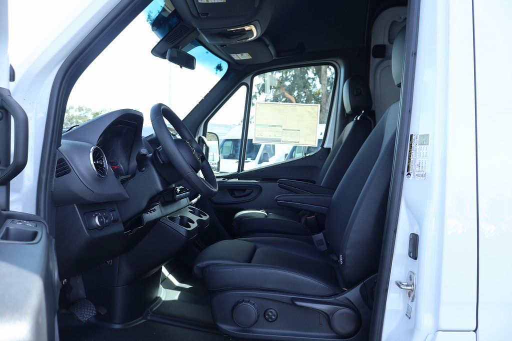 Thumbnail: 2025 Mercedes-Benz Sprinter - 6