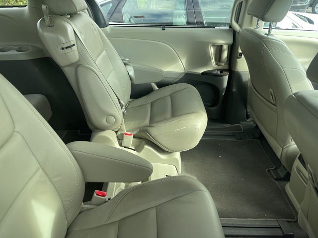 Thumbnail: 2019 Toyota Sienna - 7