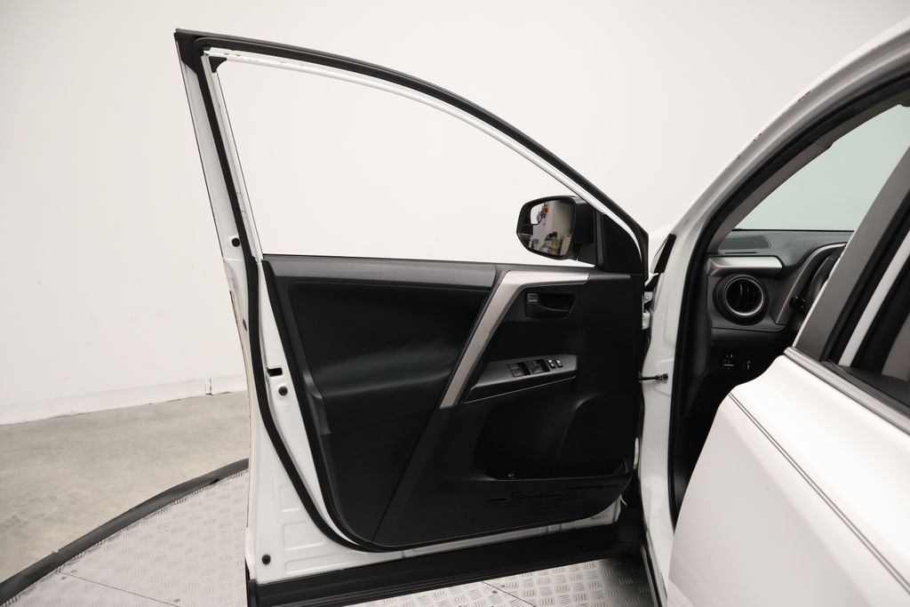 Thumbnail: 2016 Toyota RAV4 - 16